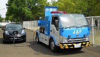 日産自動車と日本自動車連盟（JAF）は、電気自動車（EV）を充電する機能をもったロードサービスカーで、電池切れ（電欠）となったEVの救援を行う実証運用を開始すると発表した。
