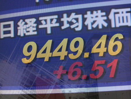 ８日後場の東京株式市場は、全般持ち直し傾向。円相場が前場の１ドル７９円台から８０円台に戻り、米ＦＲＢ議長の量的緩和策を継続の講演が見直され、米国経済への期待が舞い戻った印象。