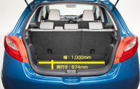 マツダがマイナーチェンジして6月30日に発売する小型車「デミオ」。新グレードの「13-SKYACTIV(13-スカイアクティブ)」には、新開発の低燃費エンジン「SKYACTIV-G 1.3(スカイアクティブ ジー 1.3)」を初めて搭載している。 マツダがマイナーチェンジして6月30日に発売する小型車「デミオ」。新グレードの「13-SKYACTIV(13-スカイアクティブ)」には、新開発の低燃費エンジン「SKYACTIV-G 1.3(スカイアクティブ ジー 1.3)」を初めて搭載している。