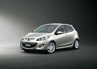 マツダがマイナーチェンジして6月30日に発売する小型車「デミオ」。新グレードの「13-SKYACTIV(13-スカイアクティブ)」には、新開発の低燃費エンジン「SKYACTIV-G 1.3(スカイアクティブ ジー 1.3)」を初めて搭載している。 マツダがマイナーチェンジして6月30日に発売する小型車「デミオ」。新グレードの「13-SKYACTIV(13-スカイアクティブ)」には、新開発の低燃費エンジン「SKYACTIV-G 1.3(スカイアクティブ ジー 1.3)」を初めて搭載している。