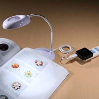 サンワサプライの「高輝度LEDライト(拡大鏡付き) 400-TOY015シリーズ」。USB電源か単4乾電池3本のいずれかの給電方法が選べ、3段階の明るさ調節が行える。 サンワサプライの「高輝度LEDライト(拡大鏡付き) 400-TOY015シリーズ」。USB電源か単4乾電池3本のいずれかの給電方法が選べ、3段階の明るさ調節が行える。