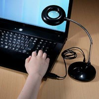 サンワサプライの「高輝度LEDライト(拡大鏡付き) 400-TOY015シリーズ」。USB電源か単4乾電池3本のいずれかの給電方法が選べ、3段階の明るさ調節が行える。 サンワサプライの「高輝度LEDライト(拡大鏡付き) 400-TOY015シリーズ」。USB電源か単4乾電池3本のいずれかの給電方法が選べ、3段階の明るさ調節が行える。