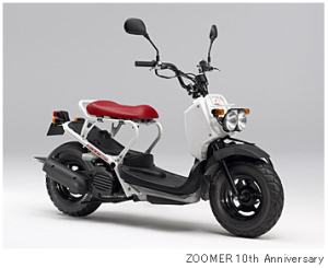ホンダ<7267>(東1)は、遊び心にあふれたデザインのネイキッドスクーター「ZOOMER」の発売10周年を記念し、専用色を施した「ZOOMER 10th Anniversary」を、6月16日(木)に受注期間限定(2011年6月14日から7月10日まで)で発売すると発表。 ホンダ<7267>(東1)は、遊び心にあふれたデザインのネイキッドスクーター「ZOOMER」の発売10周年を記念し、専用色を施した「ZOOMER 10th Anniversary」を、6月16日(木)に受注期間限定(2011年6月14日から7月10日まで)で発売すると発表。