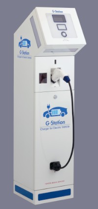 トヨタ自動車の電気自動車（EV）、プラグインハイブリッド車（PHV）向け充電スタンド「G-Station」。高機能型の「タイプB」。