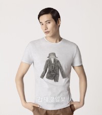 スタイリッシュ・ビジネスカジュアル「クリス・クリスティ」で、韓国俳優ウォンビンがモデルとして着用する「WON-Tシリーズ」が売り上げを伸ばしている。写真=ウォンティーシャツ スタイリッシュ・ビジネスカジュアル「クリス・クリスティ」で、韓国俳優ウォンビンがモデルとして着用する「WON-Tシリーズ」が売り上げを伸ばしている。写真=ウォンティーシャツ