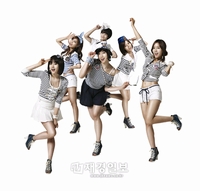 韓国ガールズグループ「ティアラ」(T-ARA)のリーダーが今回また交替し、ボラムからヒョミンにバトンタッチする。
韓国ガールズグループ「ティアラ」(T-ARA)のリーダーが今回また交替し、ボラムからヒョミンにバトンタッチする。