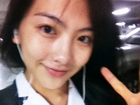 韓国女性歌手グループ「KARA」のカン・ジヨンが、制服を着て撮った写真を公開し、大きな反響を呼んでいる。写真=カン・ジヨンのツイッター