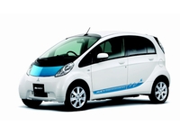 三菱自動車は電気自動車「アイ・ミーブ」（i-MiEV）に実質負担額が200万円以下となるエントリーグレードを追加すると発表した。写真は現行モデル（提供：三菱自動車）