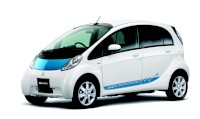 三菱自動車は電気自動車「アイ・ミーブ」（i-MiEV）に実質負担額が200万円以下となるエントリーグレードを追加すると発表した。写真は現行モデル（提供：三菱自動車）