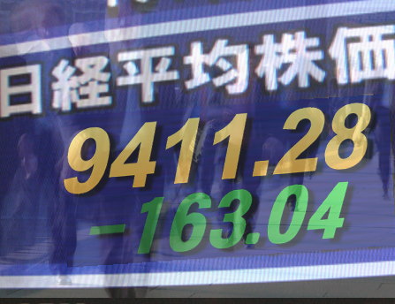 １６日後場の東京株式市場は、全般ジリ安。ユーロ安・円高が一段進んだため日経平均の先物を交えて軟化。輸出型の主力株を避ける動きが広がり、材料株を個別に物色する傾向を強めた。