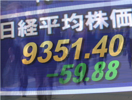 １７日後場の東京株式市場は、全般下押す場面をみせて軟調。１４時にかけてユーロ安が再燃し、昨日に続いて再び１ユーロ１１３円台の円高になったため、ここ底練り相場で踏ん張っていた任天堂＜７９７４＞（大１）が１万６０００円の大台を本格的に割り込み安値更新。引き続き主力株を避けて材料株を物色する相場。東京電力＜９５０１＞（東１）は続落ながら４日続けて東証１部の出来高・売買代金トップ。