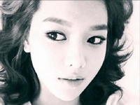 少女時代のスヨンが大人っぽい表情の写真をSMタウンフェイスブックに掲載して話題になった。