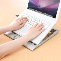 サンワサプライの「ノートパソコン冷却台 400-CLN016」。CPUの位置に合わせてファンの位置を調節して冷却できる。 サンワサプライの「ノートパソコン冷却台 400-CLN016」。CPUの位置に合わせてファンの位置を調節して冷却できる。