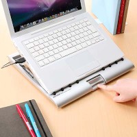 サンワサプライの「ノートパソコン冷却台 400-CLN016」。CPUの位置に合わせてファンの位置を調節して冷却できる。 サンワサプライの「ノートパソコン冷却台 400-CLN016」。CPUの位置に合わせてファンの位置を調節して冷却できる。
