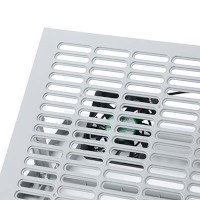 サンワサプライの「ノートパソコン冷却台 400-CLN016」。CPUの位置に合わせてファンの位置を調節して冷却できる。 サンワサプライの「ノートパソコン冷却台 400-CLN016」。CPUの位置に合わせてファンの位置を調節して冷却できる。