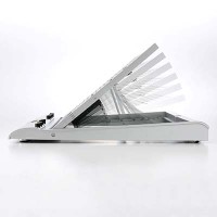 サンワサプライの「ノートパソコン冷却台 400-CLN016」。CPUの位置に合わせてファンの位置を調節して冷却できる。 サンワサプライの「ノートパソコン冷却台 400-CLN016」。CPUの位置に合わせてファンの位置を調節して冷却できる。