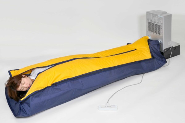 太陽工業は寝袋状の冷房寝具「パーソナルクールシュラフ」を23日から発売すると発表した。人の体と接触する範囲だけを冷却する仕組みで、消費電力を一般家庭用エアコンの約6分の1に抑えたという。