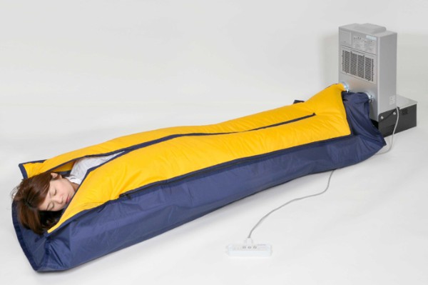 太陽工業は寝袋状の冷房寝具「パーソナルクールシュラフ」を23日から発売すると発表した。人の体と接触する範囲だけを冷却する仕組みで、消費電力を一般家庭用エアコンの約6分の1に抑えたという。