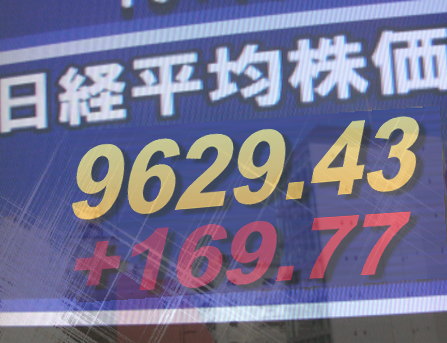 ２２日後場の東京株式市場は、値上り銘柄が増えて一段と底上げ基調。外為市場でユーロを見直す形の円安がジリジリ進み、昨日まで５日続落のシャープ＜６７５３＞（東１）も高くなるなど、全体に買い直す動きが広がった。業種別指数は「電力・ガス」を除きすべて値上がり。