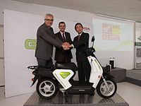 ホンダ、電動二輪車「EV-neo」を使った実証実験をスペインで開始。写真は、三者合同発表会（モンテッサ・ホンダにて）
