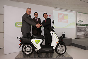 ホンダ、電動二輪車「EV-neo」を使った実証実験をスペインで開始。写真は、三者合同発表会（モンテッサ・ホンダにて）
