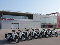 ホンダ、電動二輪車「EV-neo」を使った実証実験をスペインで開始。写真は、モンテッサ・ホンダ所内安全運転訓練コース 
