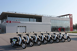 ホンダ、電動二輪車「EV-neo」を使った実証実験をスペインで開始。写真は、モンテッサ・ホンダ所内安全運転訓練コース 
