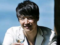 写真集撮影のためスイスを旅行したの韓国俳優ユン・サンヒョンは、ヨーロッパの真ん中でも韓流スターとして人気を博した。