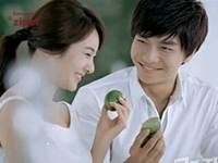 韓国サムスン電子「ジペル冷蔵庫」の広告モデルを務める歌手で俳優のイ・スンギは、2011年型「サムスンジペルグランデスタイル840」のコマーシャル「驚くべき彼女」編で、ある女性に引かれる瞬間を演じた。
