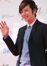 韓流スター、チャン･グンソクのマネジャーが、所属事務所のツイッターを通じて韓国ベテラン俳優イ･スンジェに謝罪した。
 