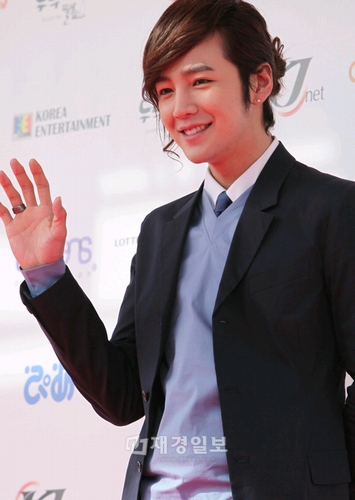 韓流スター、チャン･グンソクのマネジャーが、所属事務所のツイッターを通じて韓国ベテラン俳優イ･スンジェに謝罪した。
 