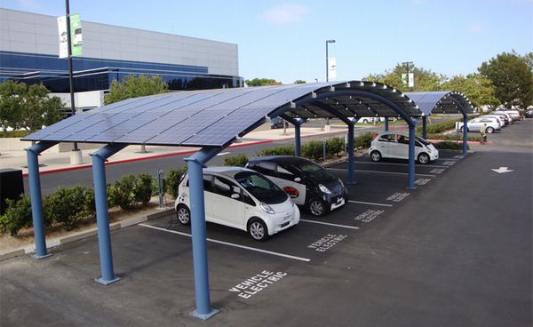 三菱電機の太陽電池モジュールが導入されたMitsubishi Motors North America, Inc　の電気自動車充電スタンド
