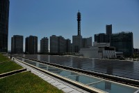 太陽光発電と日産自動車の電気自動車（EV）「リーフ」用のバッテリーを組み合わせたEV用充電システムの実証実験のために、日産がグローバル本社に設置した太陽電池。