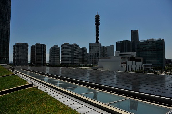 太陽光発電と日産自動車の電気自動車（EV）「リーフ」用のバッテリーを組み合わせたEV用充電システムの実証実験のために、日産がグローバル本社に設置した太陽電池。