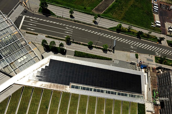 太陽光発電と日産自動車の電気自動車（EV）「リーフ」用のバッテリーを組み合わせたEV用充電システムの実証実験のために、日産がグローバル本社に設置した太陽電池。