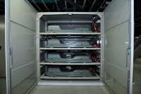太陽光発電と日産自動車の電気自動車（EV）「リーフ」用のバッテリーを組み合わせたEV用充電システムの実証実験で使用するリチウムイオン電池盤。