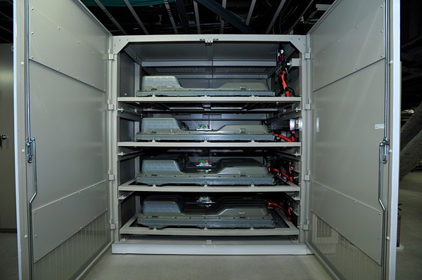 太陽光発電と日産自動車の電気自動車（EV）「リーフ」用のバッテリーを組み合わせたEV用充電システムの実証実験で使用するリチウムイオン電池盤。