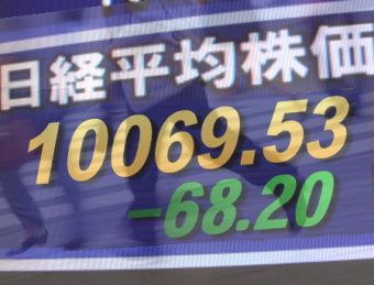 １１日後場の東京株式市場は、全般もみあい。中国株式が方向感の定まらない動きと伝えられ、前週末のＮＹ株は雇用統計の悪化などで下げたため、週明けを見極めたい様子で、主力銘柄は上値の重い相場。