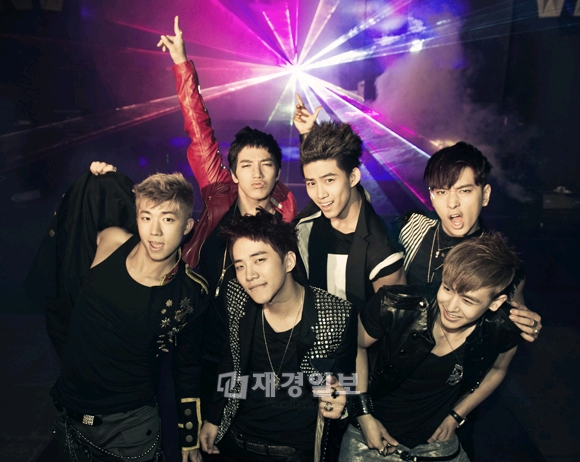 人気アイドルグループ「2PM」は8日、韓国歌番組「ミュージックバンク」で1位を獲得した。3日の「人気歌謡」に続き、再び音楽番組で1位に輝いた2PMの人気はとどまるところを知らない。
