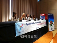 アテネで開かれたスペシャルオリンピックの閉幕式に、韓国歌手を代表して参加した女性歌手グループ「Wonder Girls」（ワンダーガールズ）が、5万人の観衆の前で公演した。