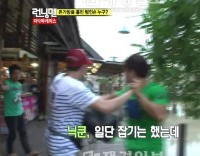 10日放送されたSBS「ランニングマン」のタイ特集第2弾で、ニックンがジョングクを押さえつけるシーンが注目を浴びた。