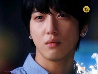 少女マンガの一場面のように爽やかな“純情キス”が話題になった、韓国MBCの「君は僕に恋をした(邦題：オレのことスキでしょ)」のイ・シン(チョン・ヨンファ)とチョン・ユンス(ソ・イヒョン)がロマンチックな不意打ちのキスの後、相反する表情で再開するシーンが公開された。