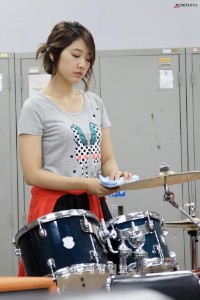 韓国MBCのドラマ「君は僕に恋をした」（邦題：オレのことスキでしょ）の元気ハツラツ・カヤグム少女パク・シネ（イ・ギュウォン役）がチョン・ヨンファ（イ・シン役）のためつくす女に変身（？）し注目を集めている。