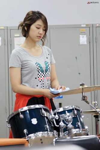 韓国MBCのドラマ「君は僕に恋をした」（邦題：オレのことスキでしょ）の元気ハツラツ・カヤグム少女パク・シネ（イ・ギュウォン役）がチョン・ヨンファ（イ・シン役）のためつくす女に変身（？）し注目を集めている。