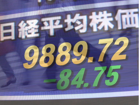 １９日後場の東京株式市場は、引き続き軟調。円相場が強含みで定着し、２１日に予定される欧州首脳会談を理由に手控える様子。電機・精密、機械、鉄鋼、自動車などが軟調。半面、家電量販店のほか空運・陸運、不動産、建設などは堅調。東証１部の値上がり銘柄数は６７５銘柄（約４０％）だった。