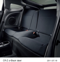 ブラック内装やアルミホイールなどの専用装備を施したホンダのスポーツタイプハイブリッドカー「CR-Z」の新タイプ「α・Black label(アルファ・ブラックレーベル)」のリアシート部。 ブラック内装やアルミホイールなどの専用装備を施したホンダのスポーツタイプハイブリッドカー「CR-Z」の新タイプ「α・Black label(アルファ・ブラックレーベル)」のリアシート部。