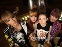 18日正午にケーブルテレビ「Mnet」のユーチューブチャンネルを通じてリアルタイムで放送された「2NE1 tv LIVE : ワールドワイド」スペシャル放送に世界の音楽ファンが熱狂した。