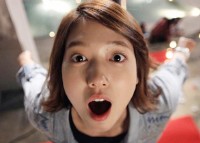 韓国MBCの水木ドラマ「君は僕に恋をした」で、眩しいほどの美貌、秀でた歌唱力、しっかりとした演技力まで併せ持ったキャラクター、イ・ギュウォン役を熱演中のパク・シネのどこからどう見ても可愛い現場写真が公開され、視聴者の目を引いている。