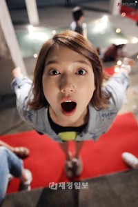 韓国MBCの水木ドラマ「君は僕に恋をした」で、眩しいほどの美貌、秀でた歌唱力、しっかりとした演技力まで併せ持ったキャラクター、イ・ギュウォン役を熱演中のパク・シネのどこからどう見ても可愛い現場写真が公開され、視聴者の目を引いている。 韓国MBCの水木ドラマ「君は僕に恋をした」で、眩しいほどの美貌、秀でた歌唱力、しっかりとした演技力まで併せ持ったキャラクター、イ・ギュウォン役を熱演中のパク・シネのどこからどう見ても可愛い現場写真が公開され、視聴者の目を引いている。