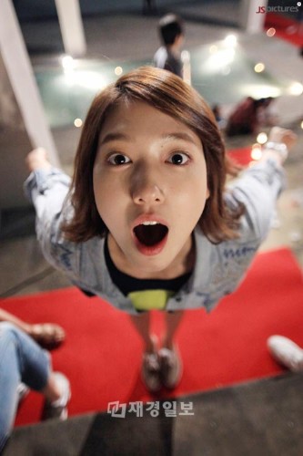 韓国MBCの水木ドラマ「君は僕に恋をした」で、眩しいほどの美貌、秀でた歌唱力、しっかりとした演技力まで併せ持ったキャラクター、イ・ギュウォン役を熱演中のパク・シネのどこからどう見ても可愛い現場写真が公開され、視聴者の目を引いている。